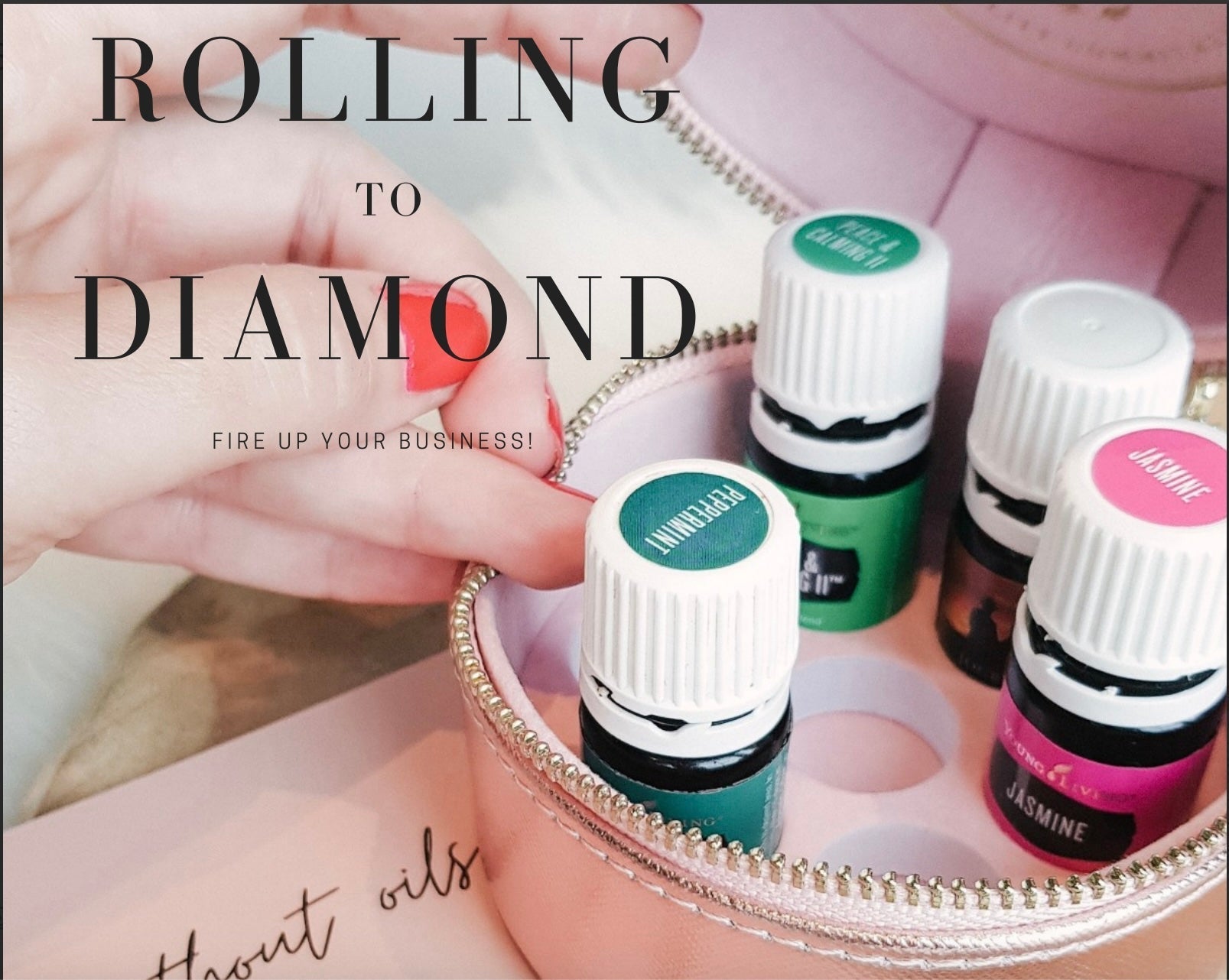 Essentiële oliën in een roze etui, met hand die een flesje peppermintolie pakt, bij coachingprogramma Rolling to Diamond van Suzanne Shares gericht op persoonlijke groei en natuurlijk ondernemerschap.