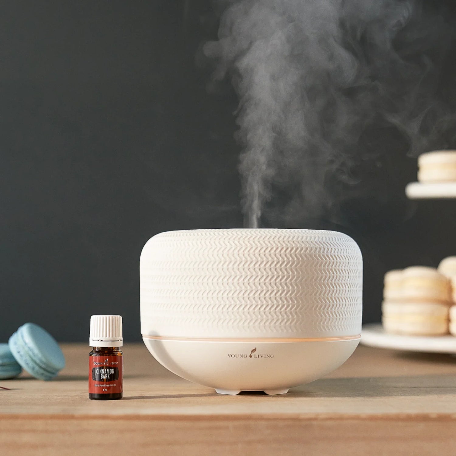 Stijlvolle diffusers van Young Living, verspreid met etherische oliën – verkrijgbaar in startersbundels bij Suzanne Shares