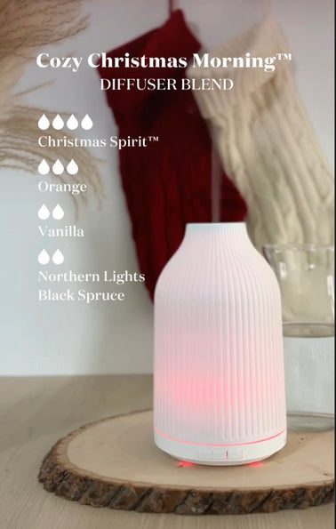 De Adobe Mist diffuser verspreidt de Cozy Christmas Morning™ blend – met Christmas Spirit, Orange, Vanilla en Northern Lights Black Spruce – voor een warme en natuurlijke kerstsfeer.