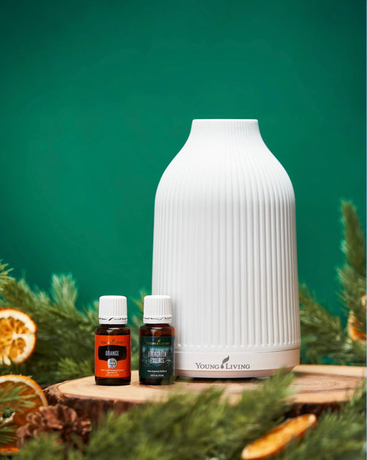 Adobe Mist keramische diffuser met Orange en Northern Lights Black Spruce – een stijlvolle starterbundle voor natuurlijke geurbeleving en winterse wellness in huis.