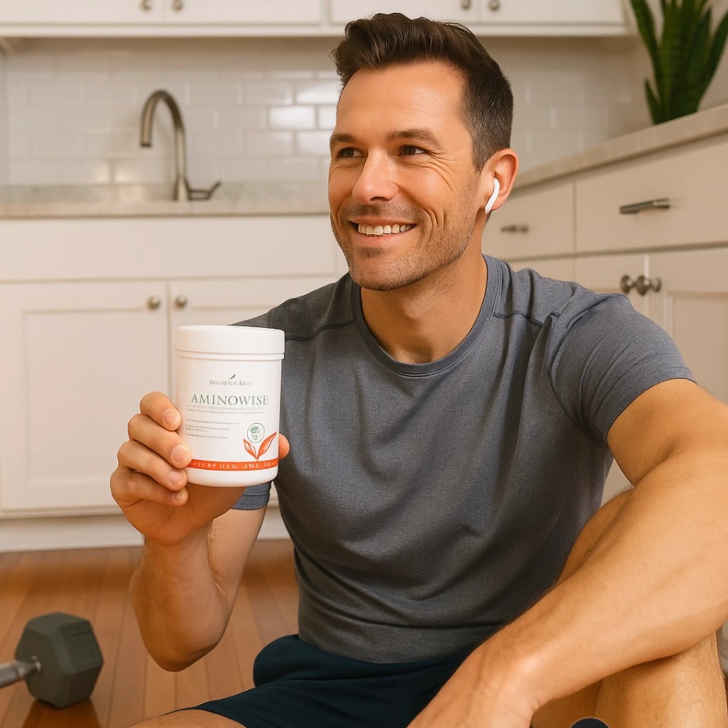 Man met AminoWise van Young Living na het sporten – ondersteuning bij spierherstel, hoofdpijn en migraine. Nu met korting verkrijgbaar