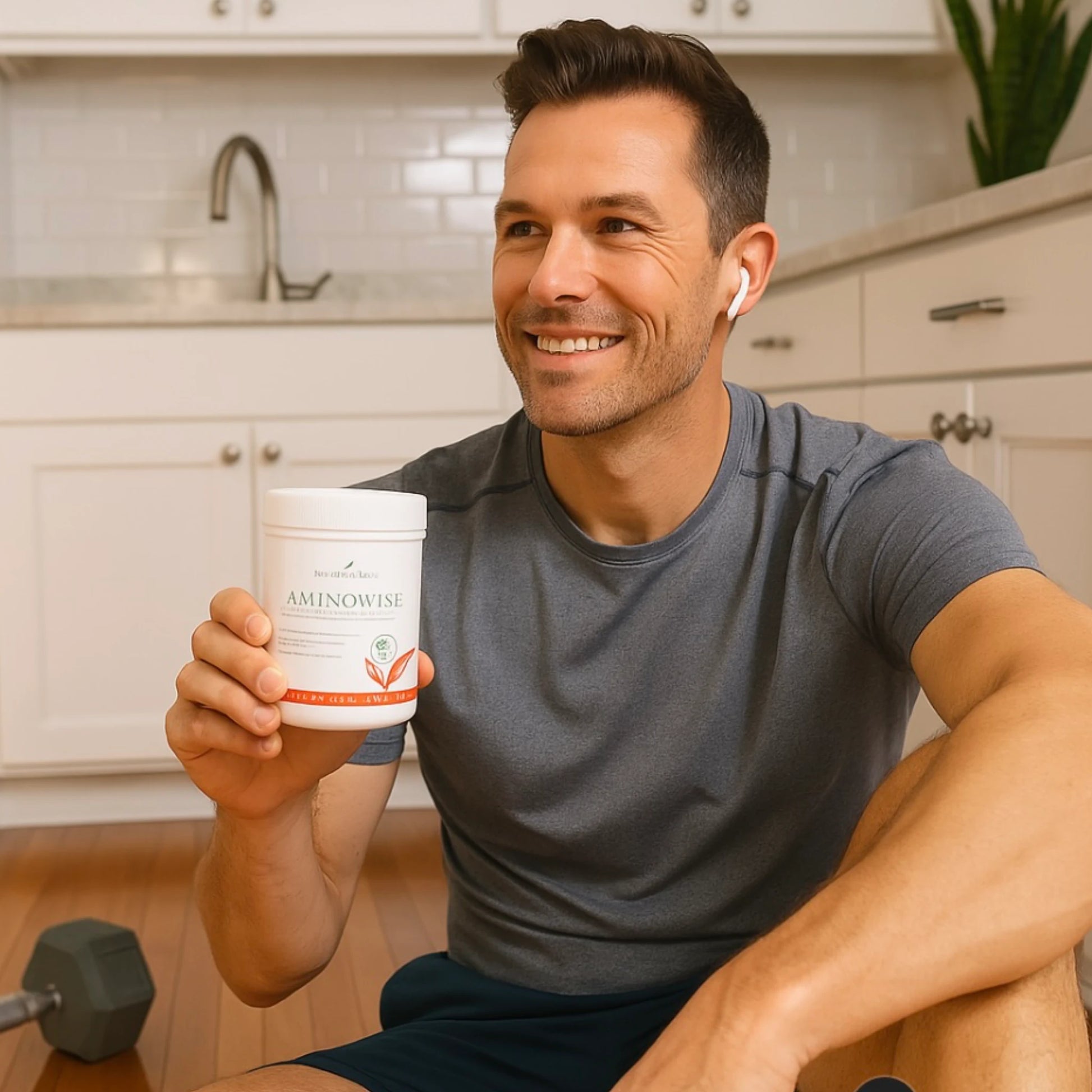Man met AminoWise van Young Living na het sporten – ondersteuning bij spierherstel, hoofdpijn en migraine. Nu met korting verkrijgbaar