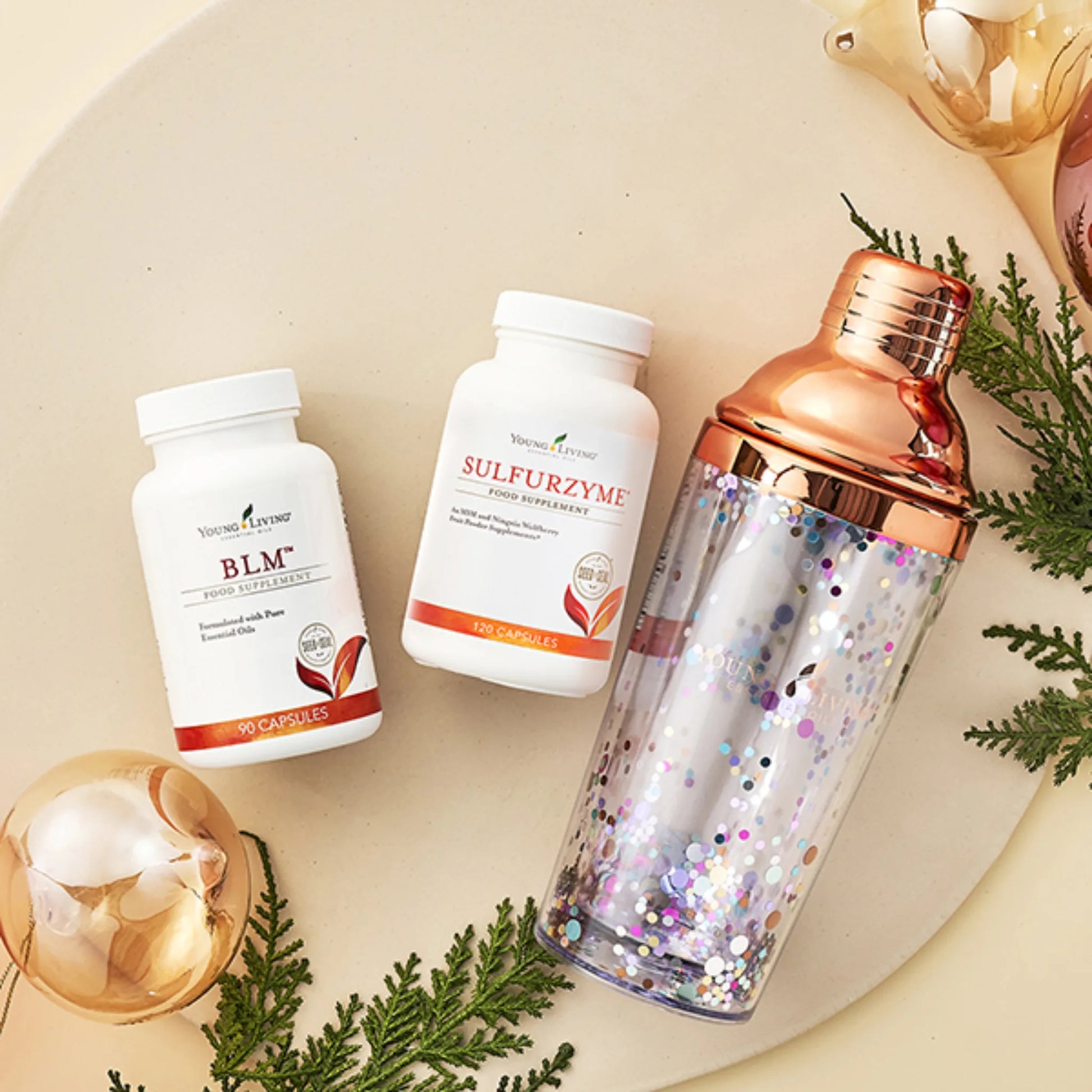BLM en Sulfurzyme supplementen van Young Living naast een shaker – natuurlijke ondersteuning bij pijn in gewrichten en ontstekingen.