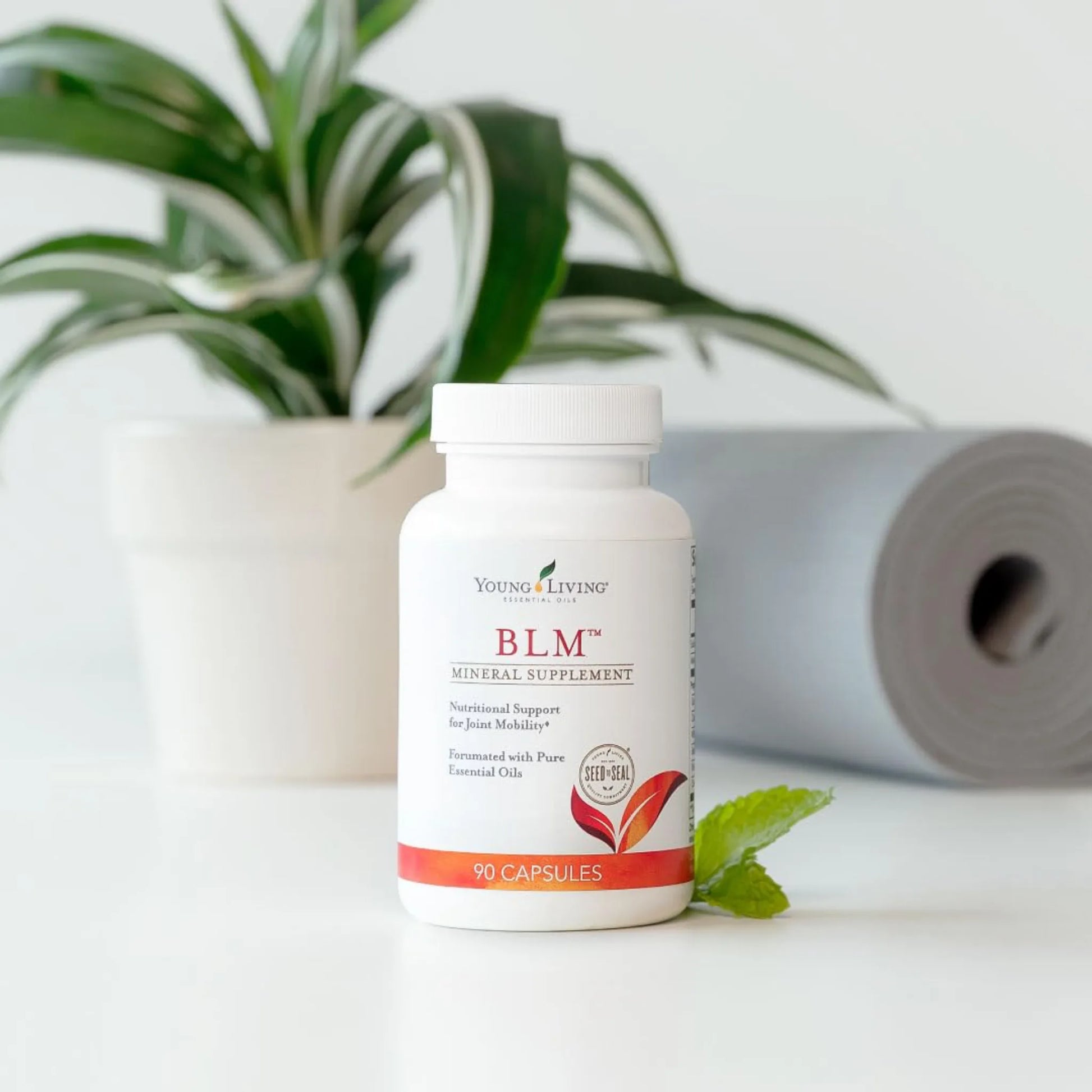 BLM supplement van Young Living naast een yogamat – ideaal voor herstel van kraakbeen en gewrichten na inspanning of sporten.