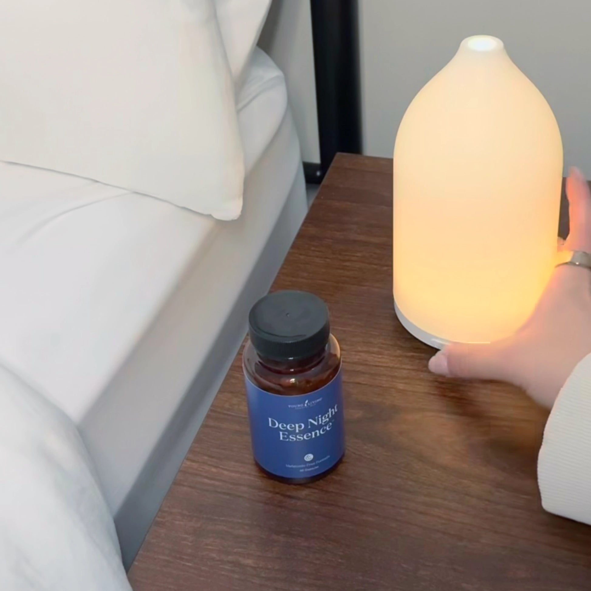 Deep Night Essence op nachtkastje naast een diffuser – natuurlijke slaapondersteuning zonder melatonine bij HSP, burn-out en slapeloosheid.