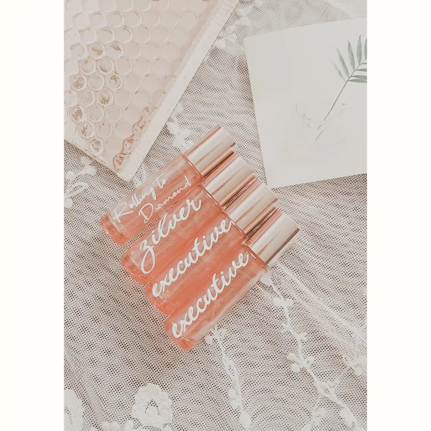 Rollerflessen met titels als Executive en Zilver – symbool voor groei en rank-ontwikkeling binnen Young Living.