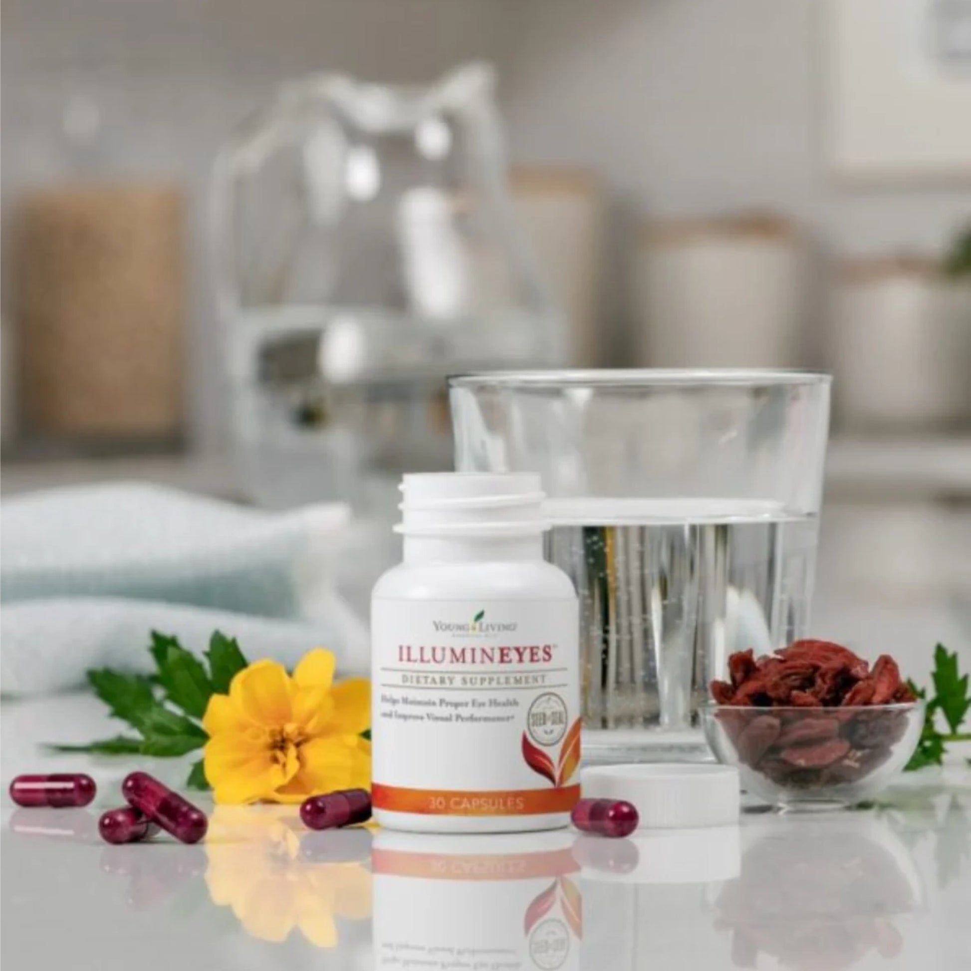 Pot Illumineyes van Young Living in een heldere keukensetting met capsules, bloem en gojibessen – ondersteunt ooggezondheid, zicht en bescherming tegen grijze haren.
