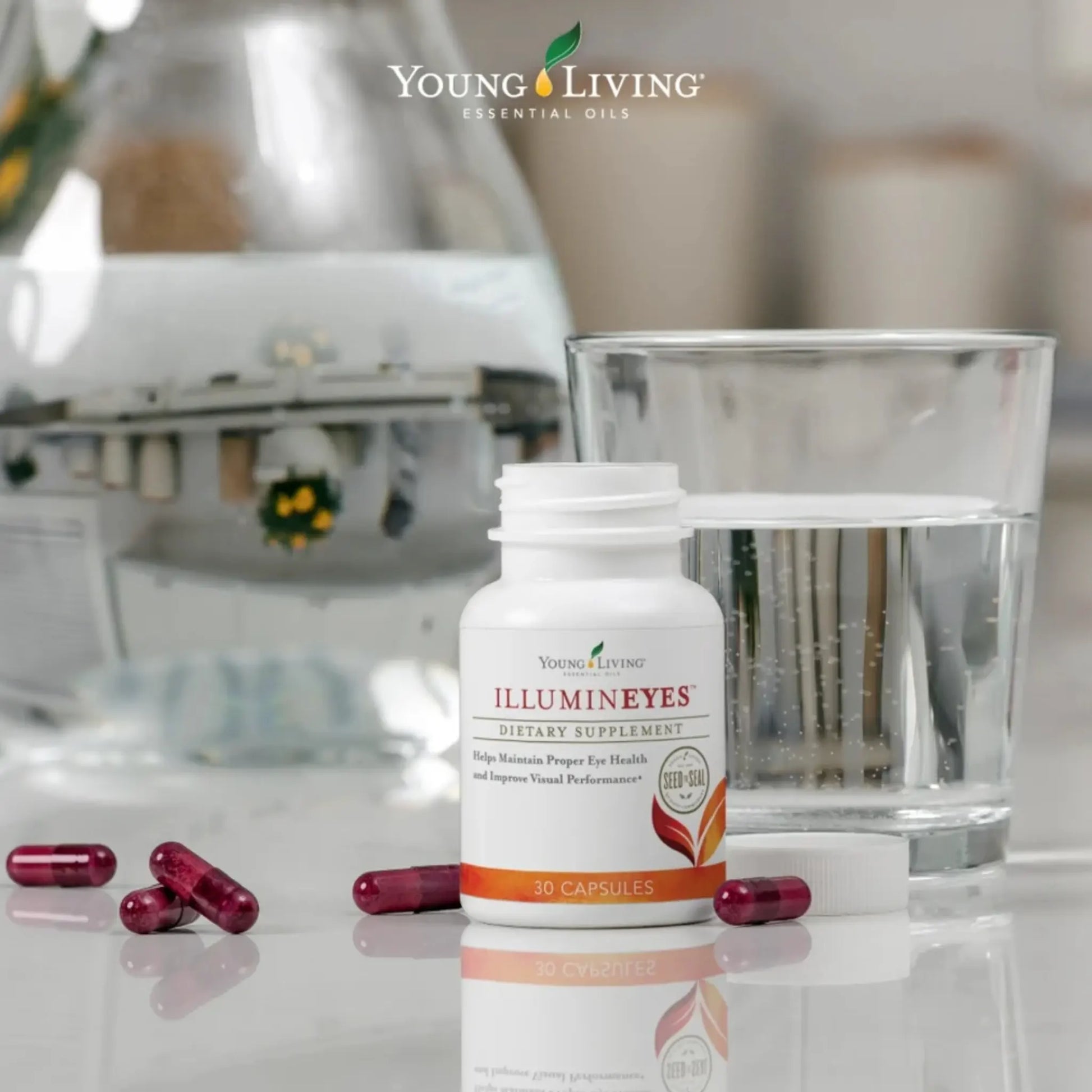 Young Living Illumineyes capsules met glas water – voedingssupplement voor ooggezondheid, zicht en bescherming tegen blauw licht, verrijkt met antioxidanten voor cel- en DNA-bescherming.