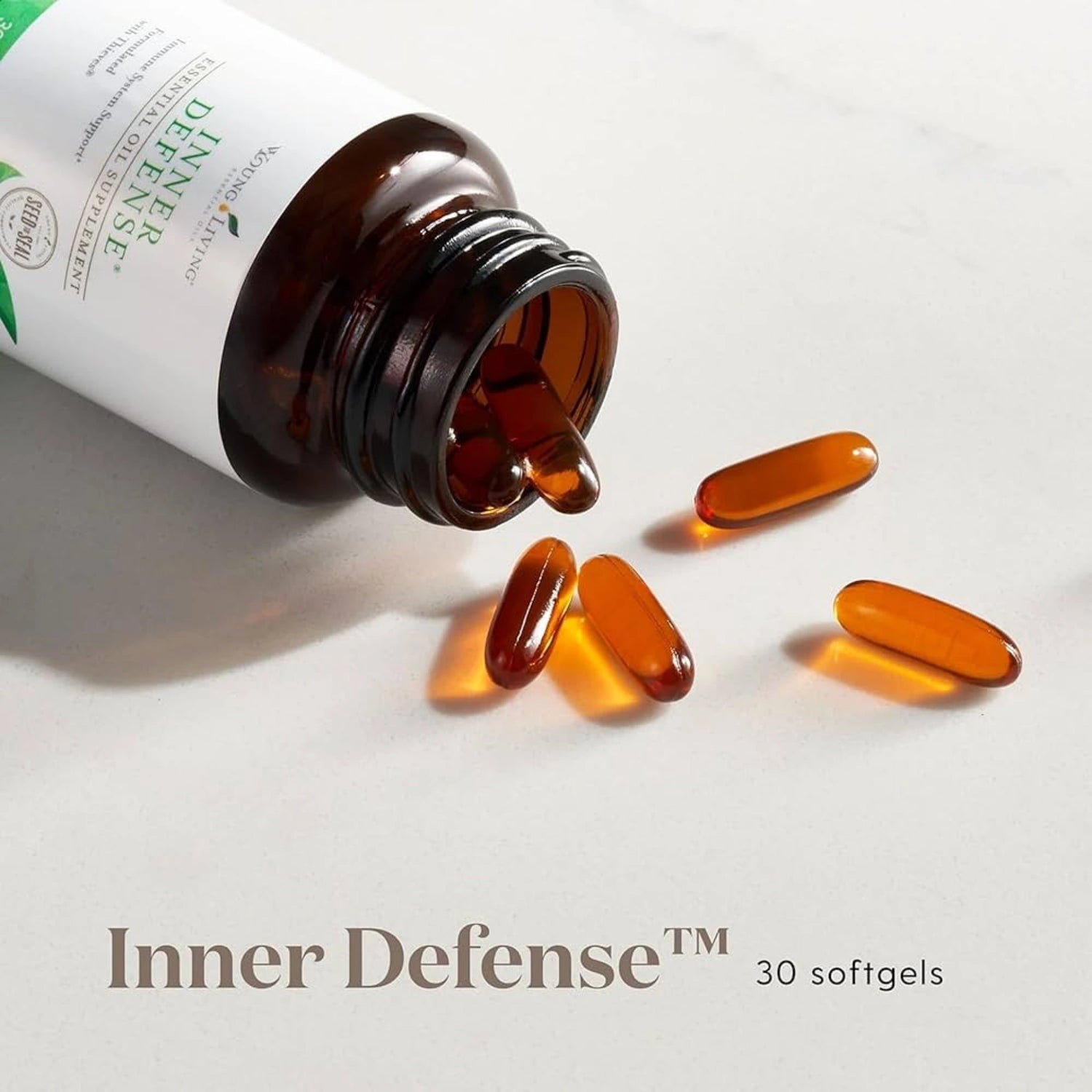 Open flesje met Inner Defense softgels van Young Living – krachtig supplement ter ondersteuning van de weerstand en natuurlijke afweer bij herpes en virale belasting.