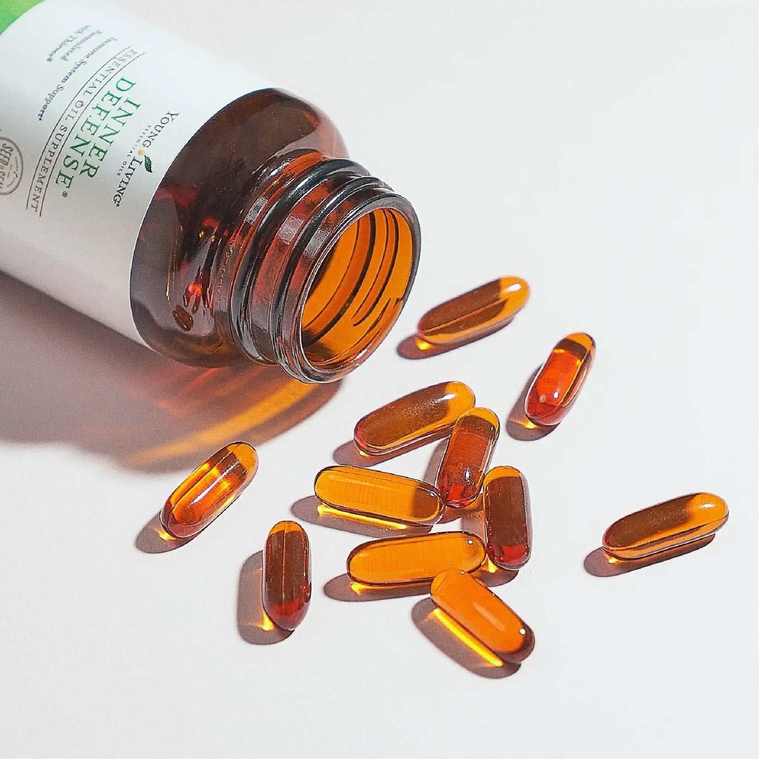 Inner Defense softgels uitgestrooid op een witte ondergrond – geschikt als ondersteunende kuur tegen parasieten en voor verhoging van de weerstand.