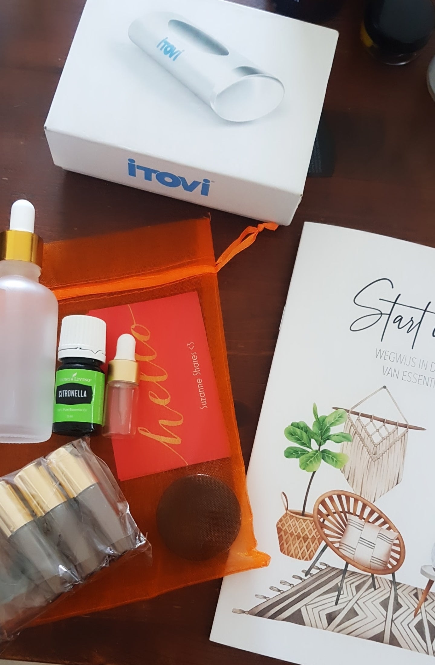 Kadopakket van Suzanne Shares met iTovi scan, essentiële olie (Citronella), rollers, pipetflesje, sample en handleiding ‘Startgids: wegwijs in de wereld van essentiële oliën’. Ideaal voor wie wil starten met natuurlijke gezondheid en gepersonaliseerd olieadvies.