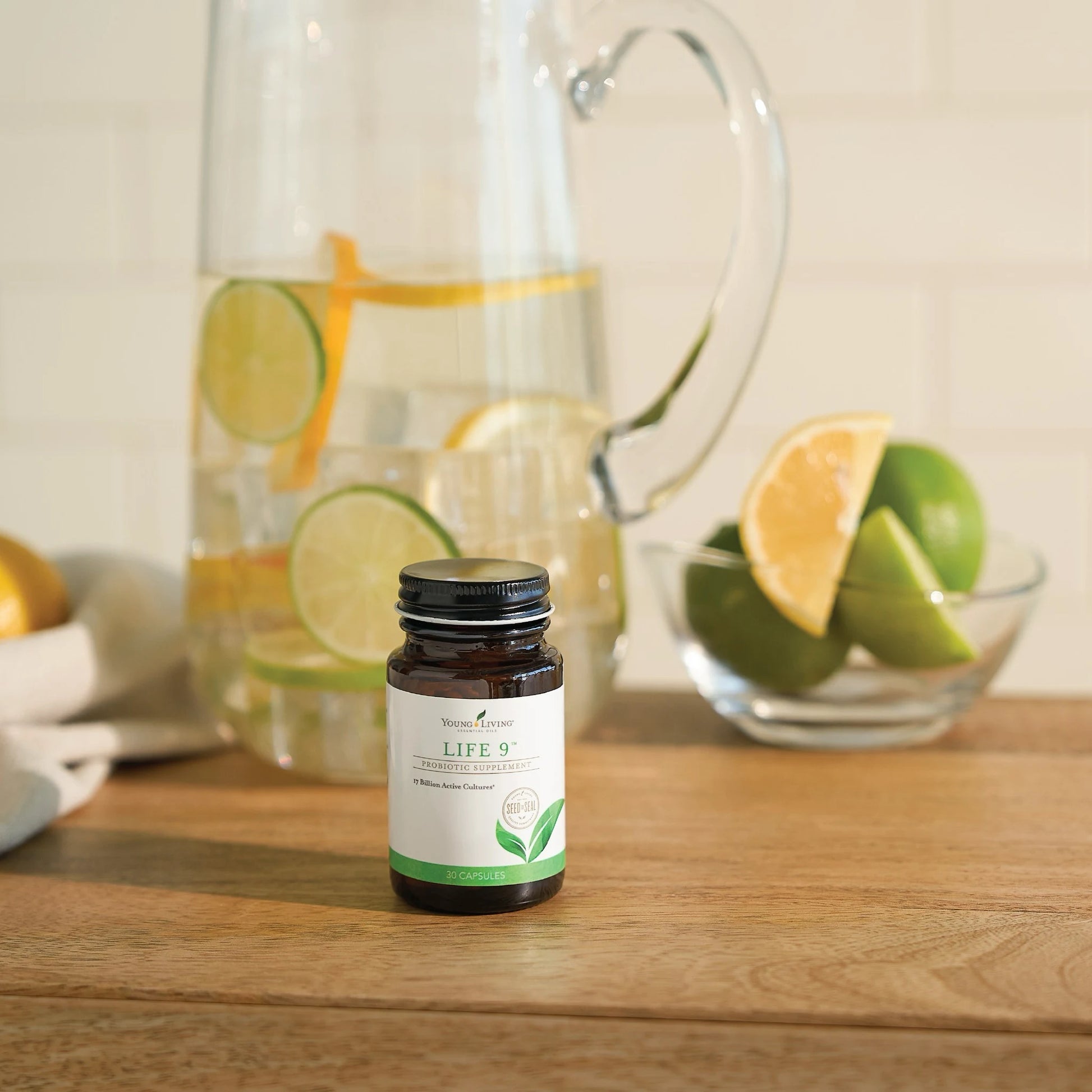 Life 9 probiotica van Young Living met citruswater – ondersteunt gezonde darmflora, spijsvertering en helpt bij peristaltiek en buikvetvermindering.
