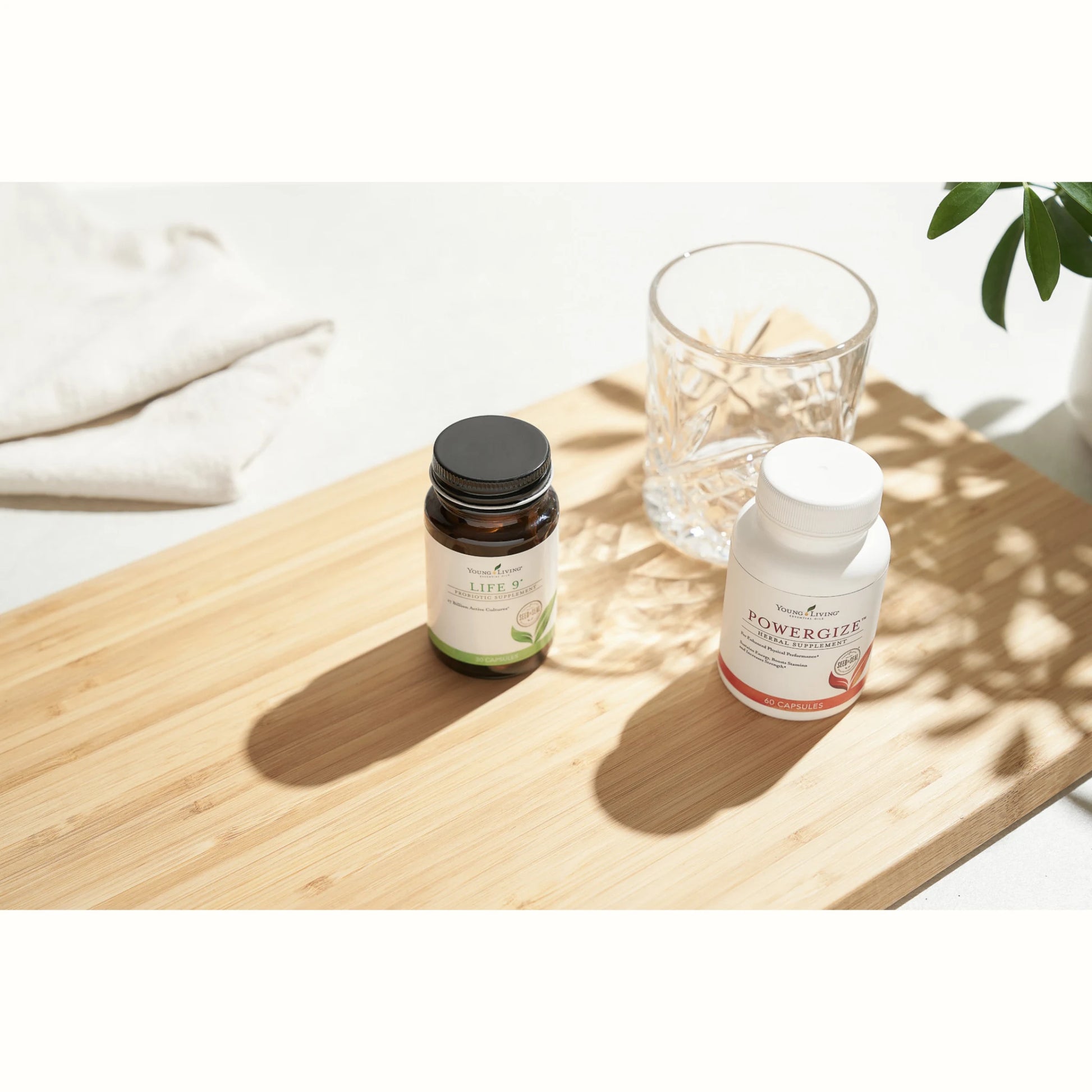 Life 9 supplement en Powergize van Young Living op houten plank – ideaal voor dagelijkse supplementroutine.