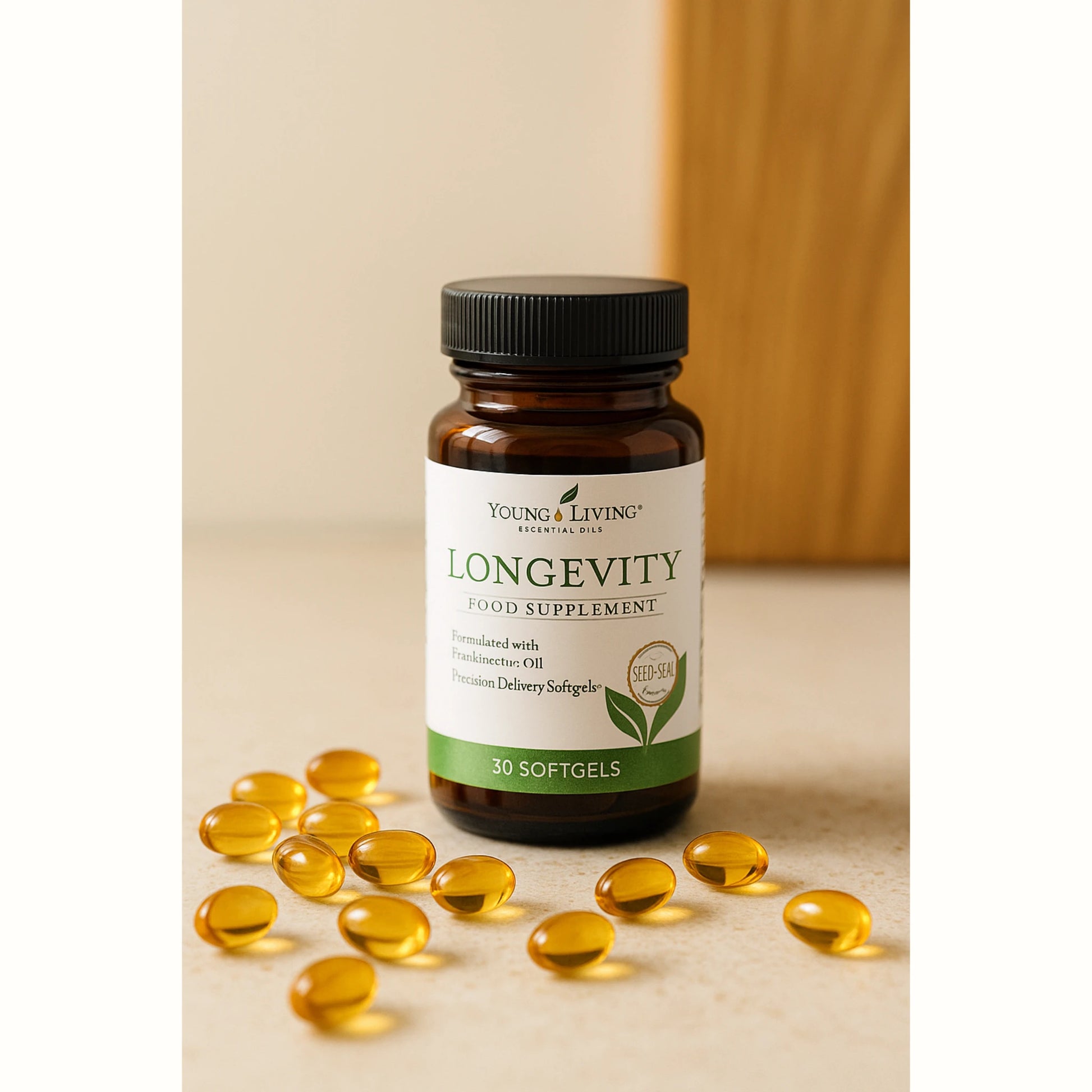 Donkerbruine glazen pot Longevity Softgels van Young Living met verspreide goudkleurige capsules op een licht oppervlak – ideaal voor anti-aging en natuurlijke dagelijkse ondersteuning.