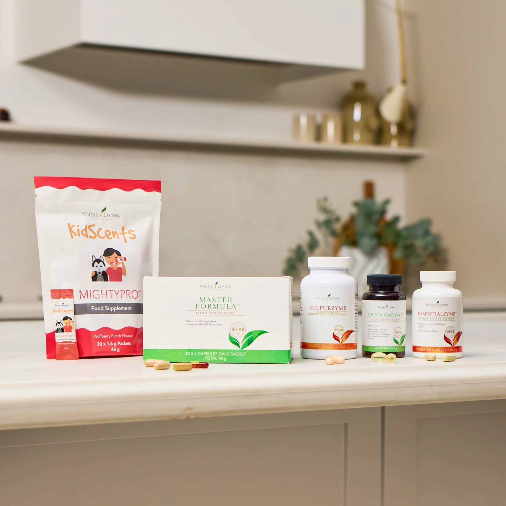 Master Formula met andere Young Living supplementen – krachtig vitamine- en mineralencomplex, samengesteld door experts voor meer energie, balans en ondersteuning van het immuunsysteem en de schildklier.