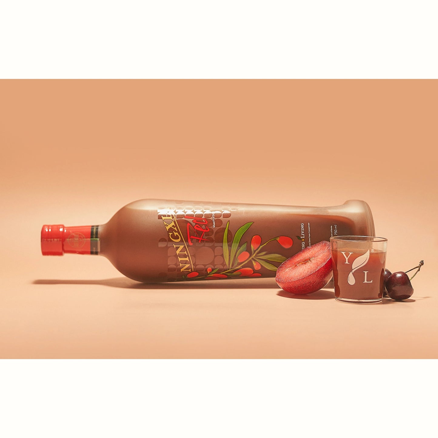 NingXia Red fles van Young Living met glas, pruim en kersen – krachtige health booster op basis van wolfberry voor een frisse start van je dag.