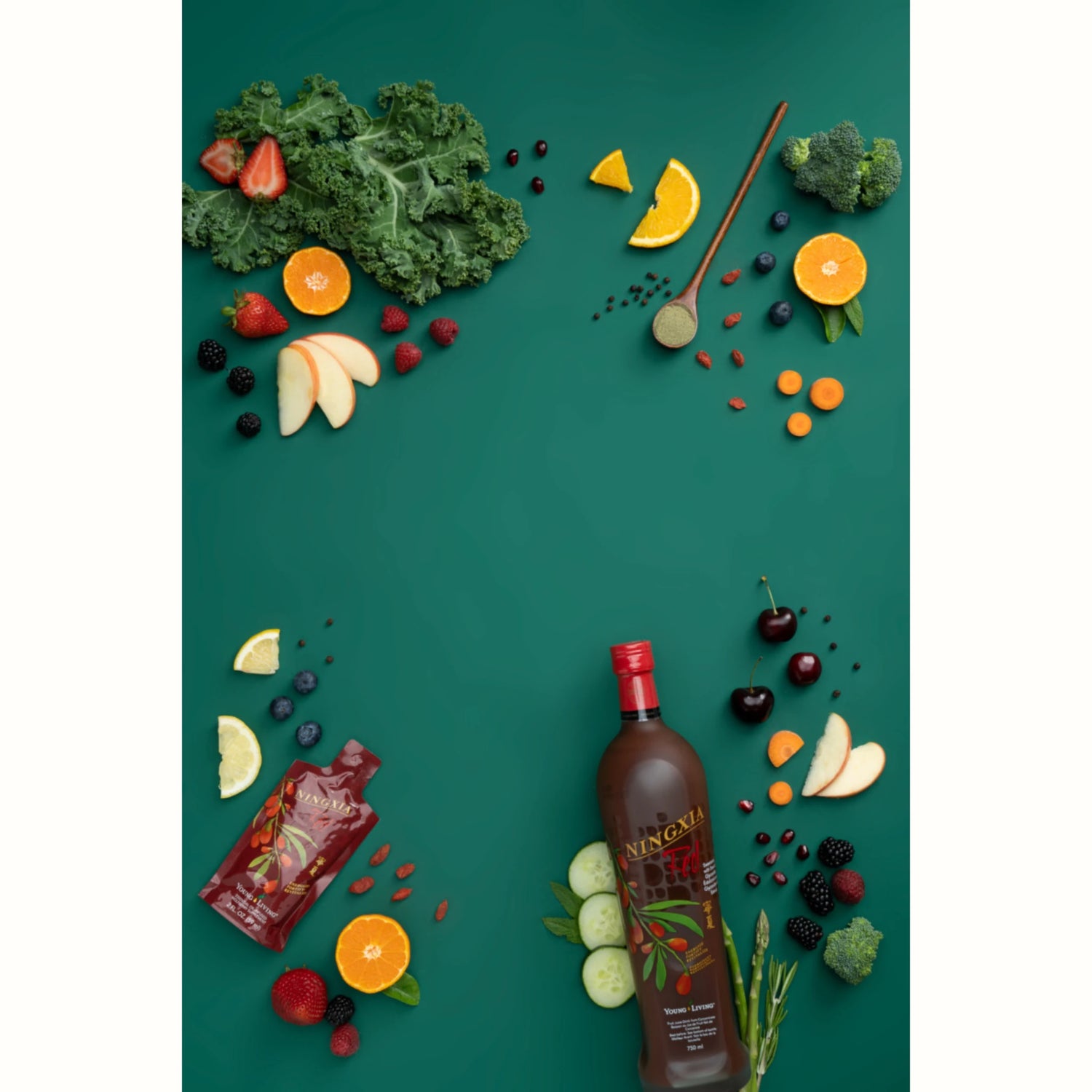 NingXia Red fles en sachet met superfoods zoals bessen, citrus en wortel – krachtige wellnessdrank en natuurlijke power shot boordevol antioxidanten, vitaminen en energieboosters.