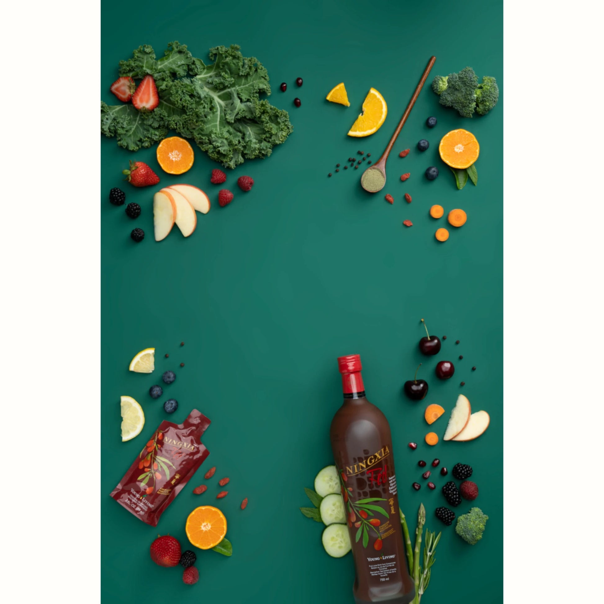 NingXia Red fles en sachet met superfoods zoals bessen, citrus en wortel – krachtige wellnessdrank en natuurlijke power shot boordevol antioxidanten, vitaminen en energieboosters.