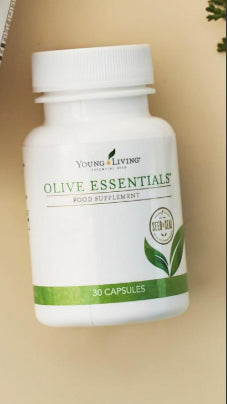 Potje Young Living Olive Essentials capsules op een beige achtergrond – natuurlijke voedingssupplementen met de kracht van olijven voor dagelijkse vitaliteit.