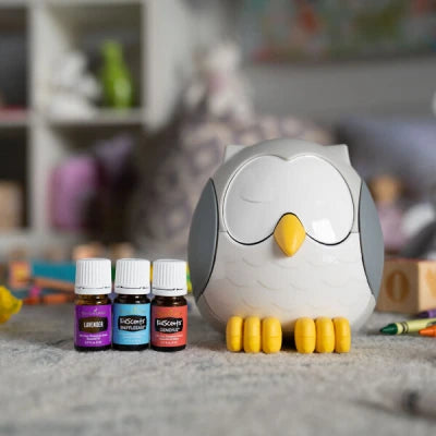 Owl Diffuser van Young Living met vijf kindvriendelijke essentiële oliën uit de Little Oilers starterbundle. Ideaal voor rust, slaap en emotionele balans bij jonge kinderen. Inclusief persoonlijke begeleiding van Suzanne Shares.