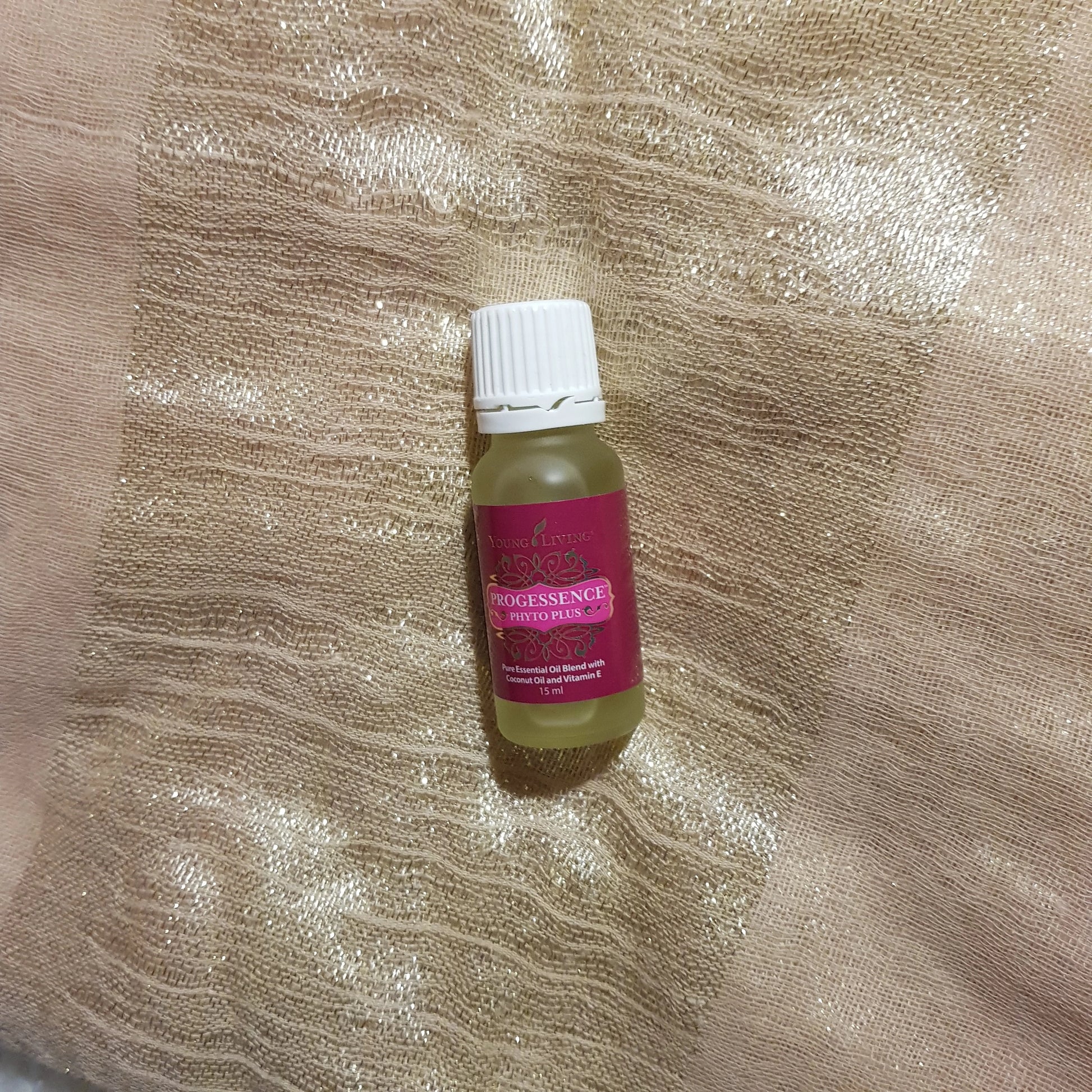 Progessence Phyto Plus olie op een glinsterende doek – een luxe, natuurlijke keuze voor vrouwen die hun balans willen ondersteunen op een veilige manier.