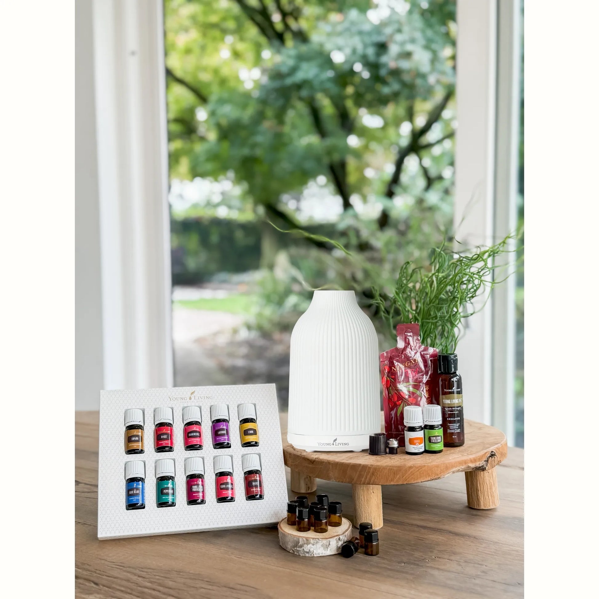 Complete Premium Starterkit met diffuser, NingXia, oliën en rollers op een houten display – ondersteunt bij hormonale balans, stemmingswisselingen en biedt natuurlijke hulp bij overprikkeling of migraine.
