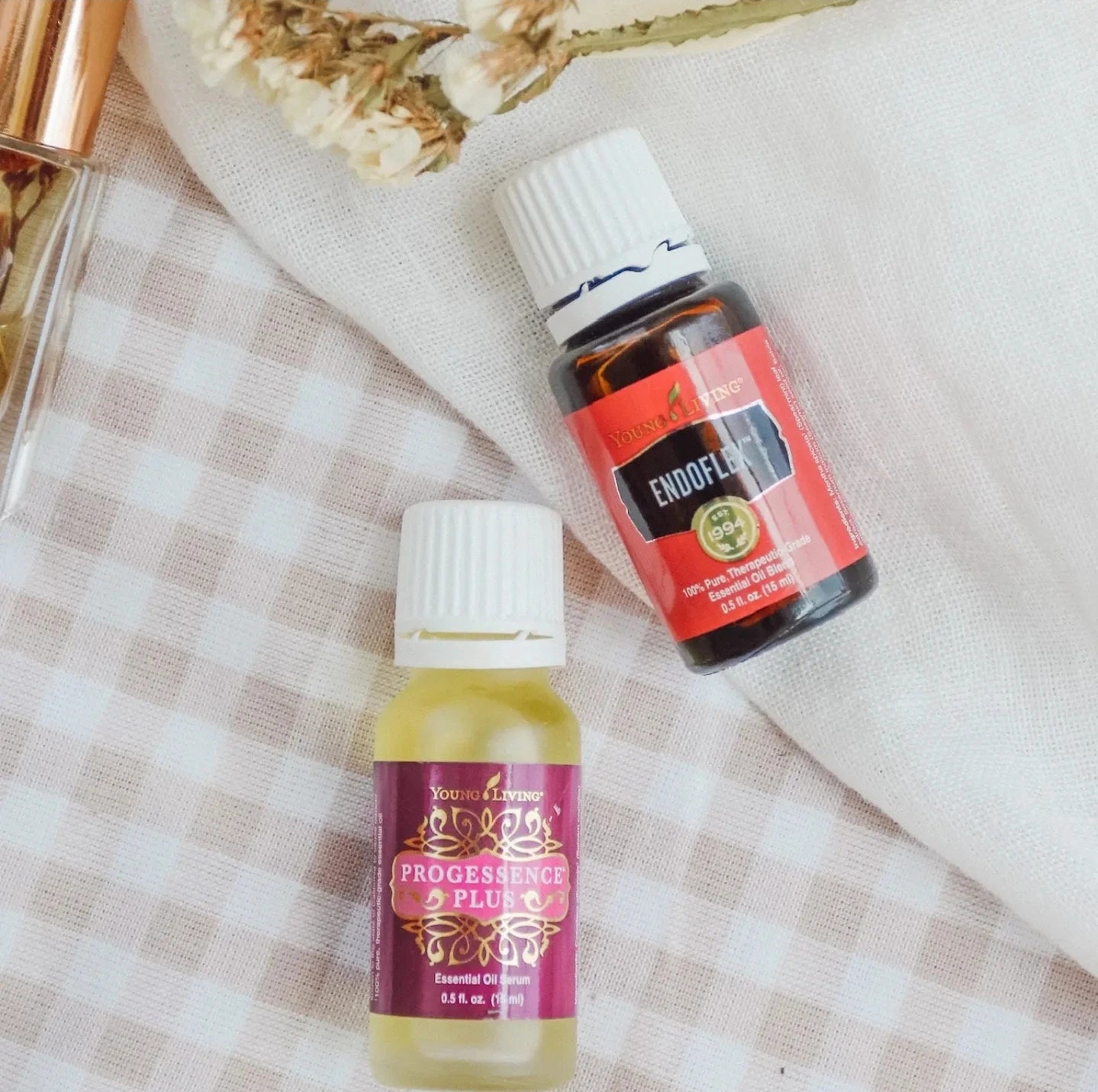 EndoFlex en Progessence Phyto Plus samen gefotografeerd op lichte achtergrond – het ultieme vrouwelijke balans duo van Young Living, beschikbaar via Suzanne Shares.