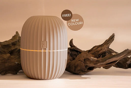 De veelzijdige Cactus diffuser van Young Living in zandkleur, als onderdeel van de premium starterbundle. Gratis verkrijgbaar in juli voor nieuwe leden. Een fluisterstille, BPA-vrije diffuser die rust brengt in elke ruimte.