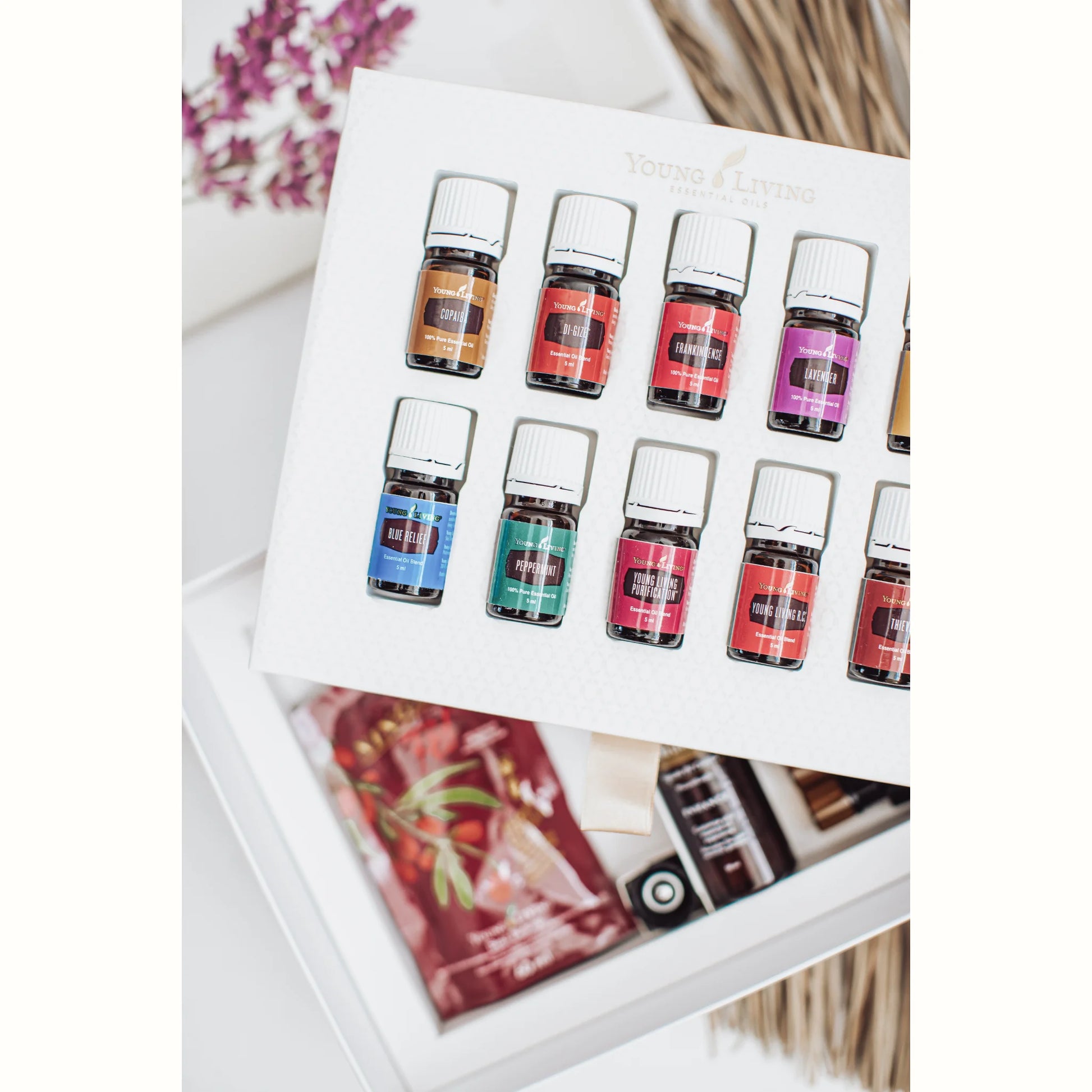 Premium Starterkit met 10 populaire etherische oliën van Young Living, in een frisse en natuurlijke setting – perfect voor ondersteuning bij stress, stemmingswisselingen of dagelijkse EHBO.