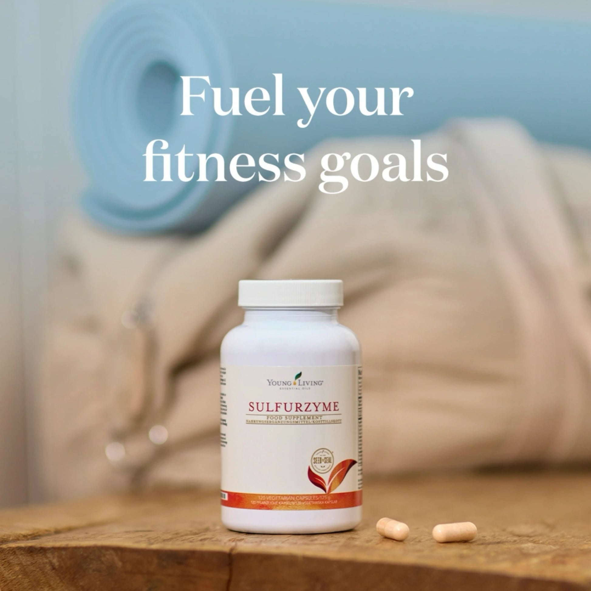 Sulfurzyme capsules van Young Living naast yogamat – ideaal supplement voor meer energie, sneller herstel en gezonde gewrichten.