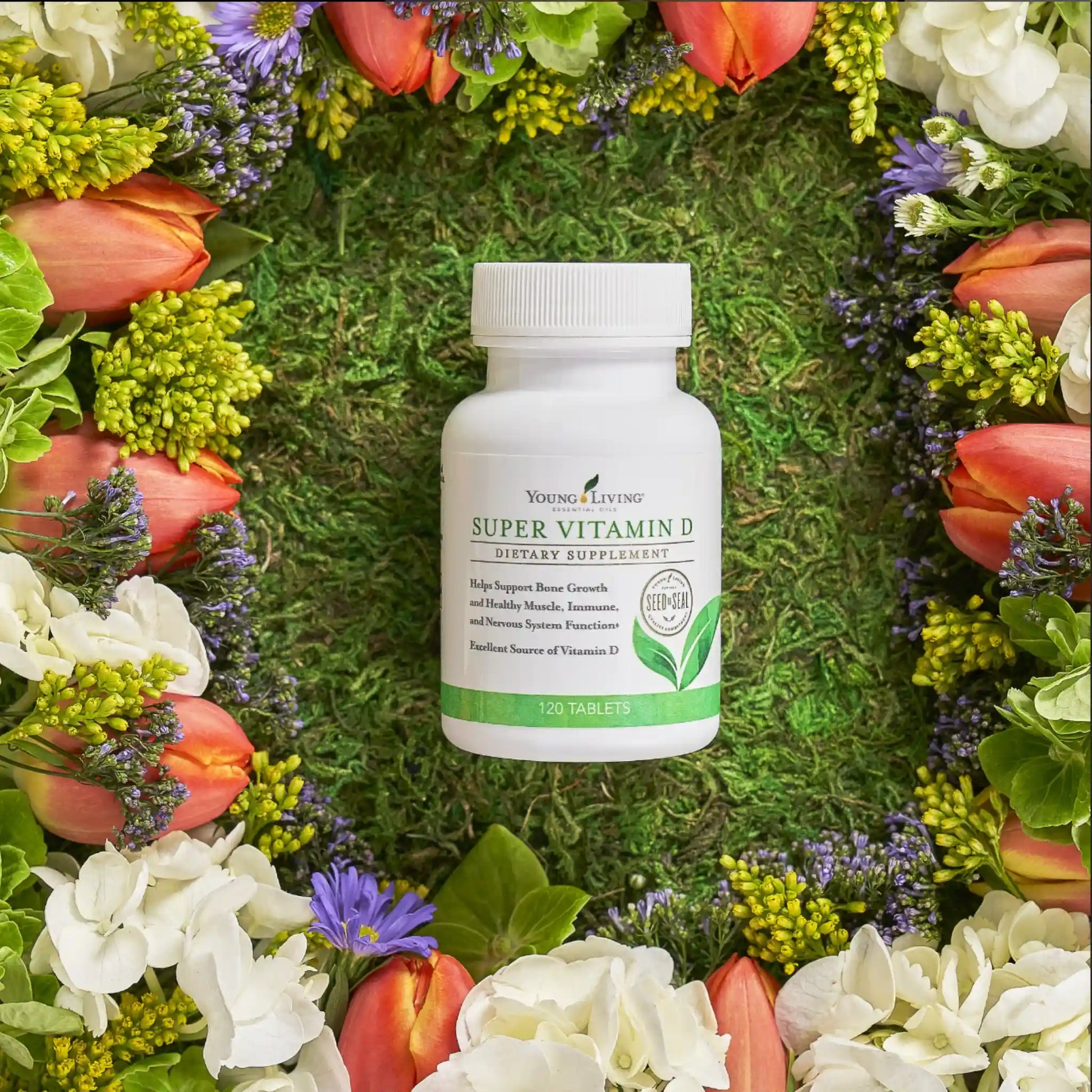 Flesje Super Vitamin D van Young Living ligt in een bloemenkrans – benadrukt de natuurlijke, plantaardige samenstelling en ondersteuning bij weerstand, allergieën en hormonale balans.