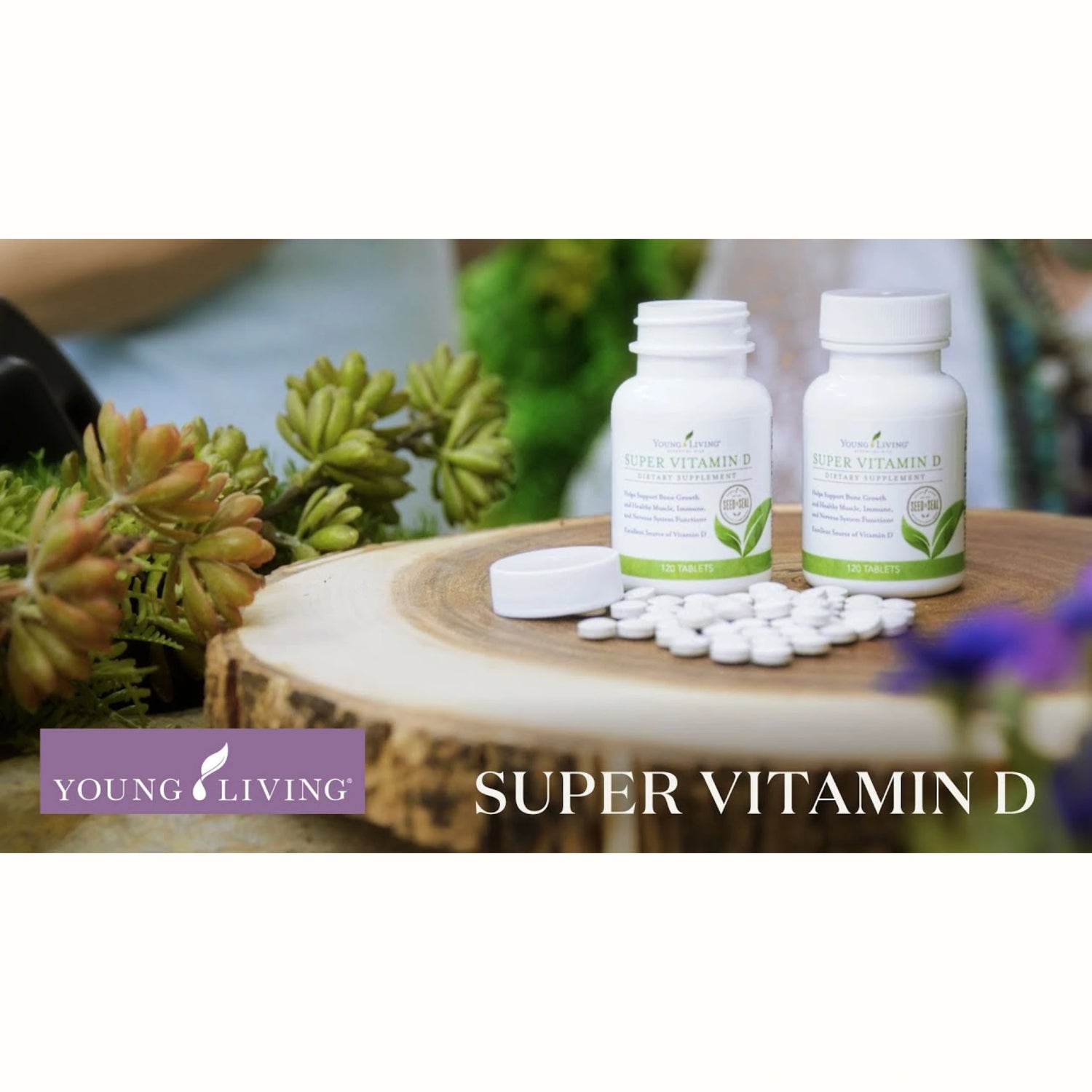 Twee potten Super Vitamin D supplement op een houten ondergrond met tabletten, omringd door planten – ondersteunt luchtwegen, weerstand en is 100% vegan, geschikt voor mensen met astma of allergieën.