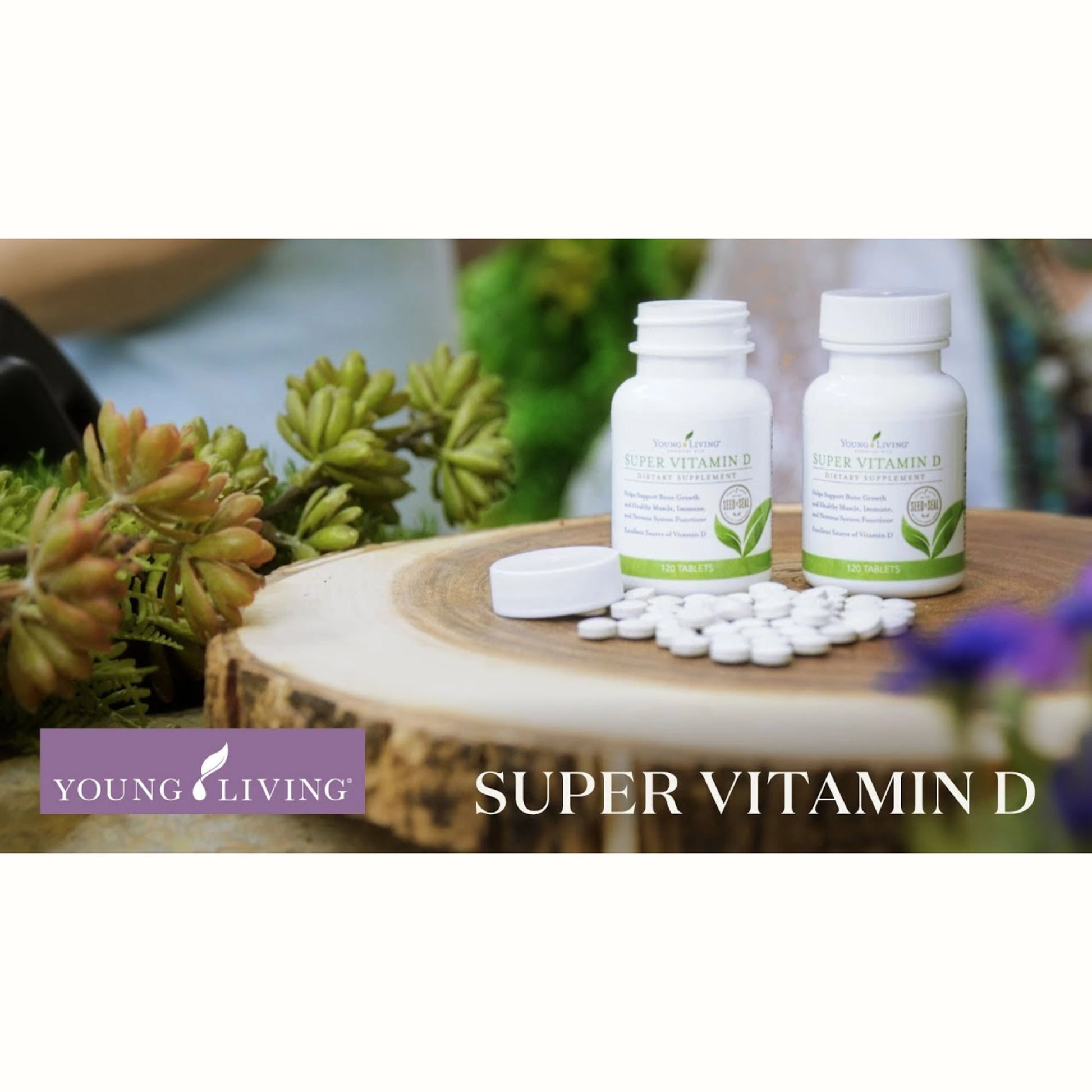 Twee potten Super Vitamin D supplement op een houten ondergrond met tabletten, omringd door planten – ondersteunt luchtwegen, weerstand en is 100% vegan, geschikt voor mensen met astma of allergieën.
