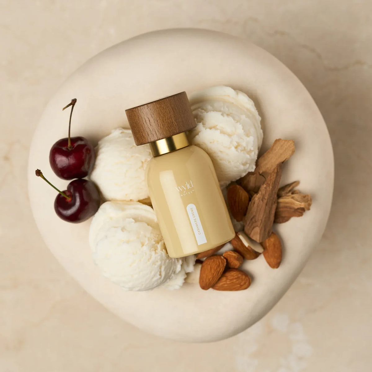 Wyld Notes Cashmere Crème met kersen, romige geurnoten en sandelhout, passend bij het warme zoete en houtachtige geurprofiel.