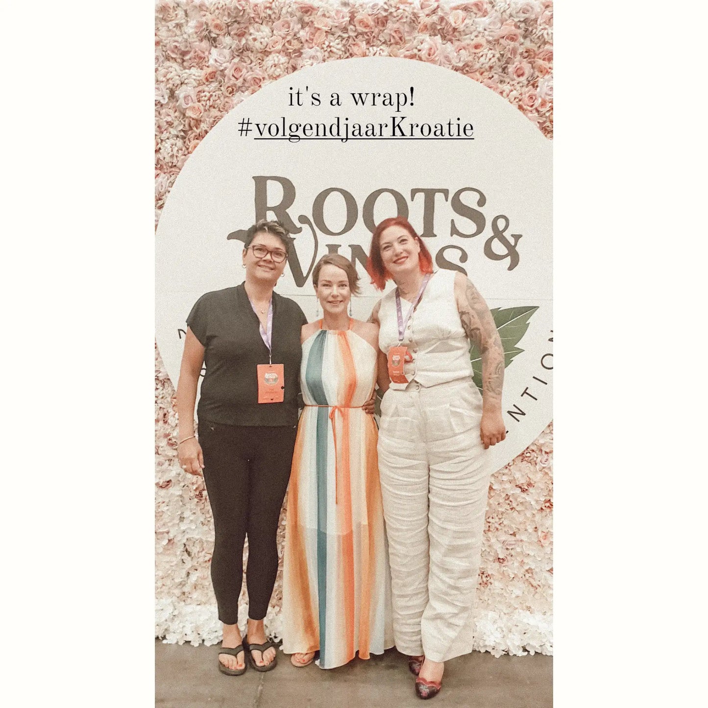 Drie vrouwen op het Roots & Wings evenement – viering van persoonlijke en zakelijke groei binnen Suzanne Shares.