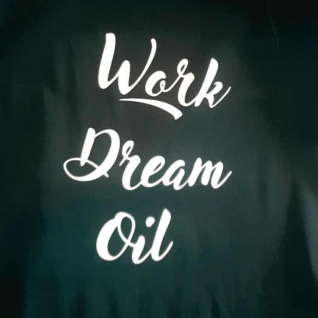 Inspirerende quote “Work. Dream. Oil.” – een krachtige reminder voor bewuste selfcare en het gebruik van essentiële oliën in je dagelijkse routine.