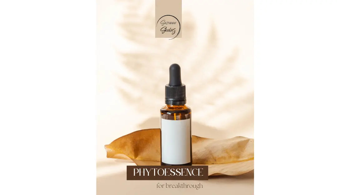 Bruin glazen flesje essentiele olie op beige achtergrond met blad – botanische essence voor emotionele balans, stressverlichting en innerlijke doorbraak