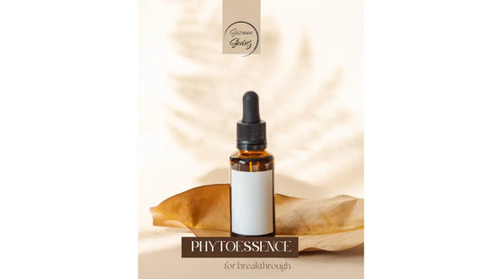 Bruin glazen flesje essentiele olie op beige achtergrond met blad – botanische essence voor emotionele balans, stressverlichting en innerlijke doorbraak