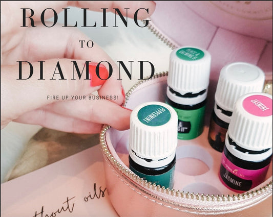 Essentiële oliën in een roze etui, met hand die een flesje peppermintolie pakt, bij coachingprogramma Rolling to Diamond van Suzanne Shares gericht op persoonlijke groei en natuurlijk ondernemerschap.