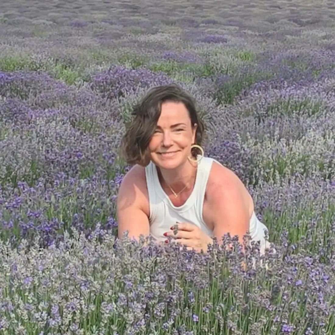 suzanne in een veld vol erfgoed lavendel