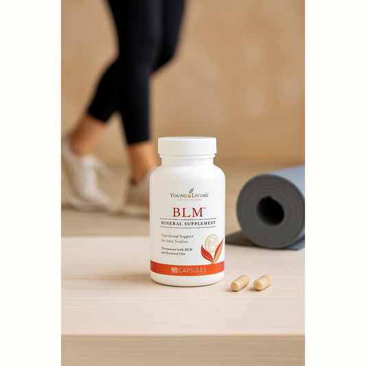 Young Living BLM supplement op een houten oppervlak met yogamat en sportieve achtergrond – ondersteunt gewrichten, herstel en mobiliteit bij een actieve levensstijl.