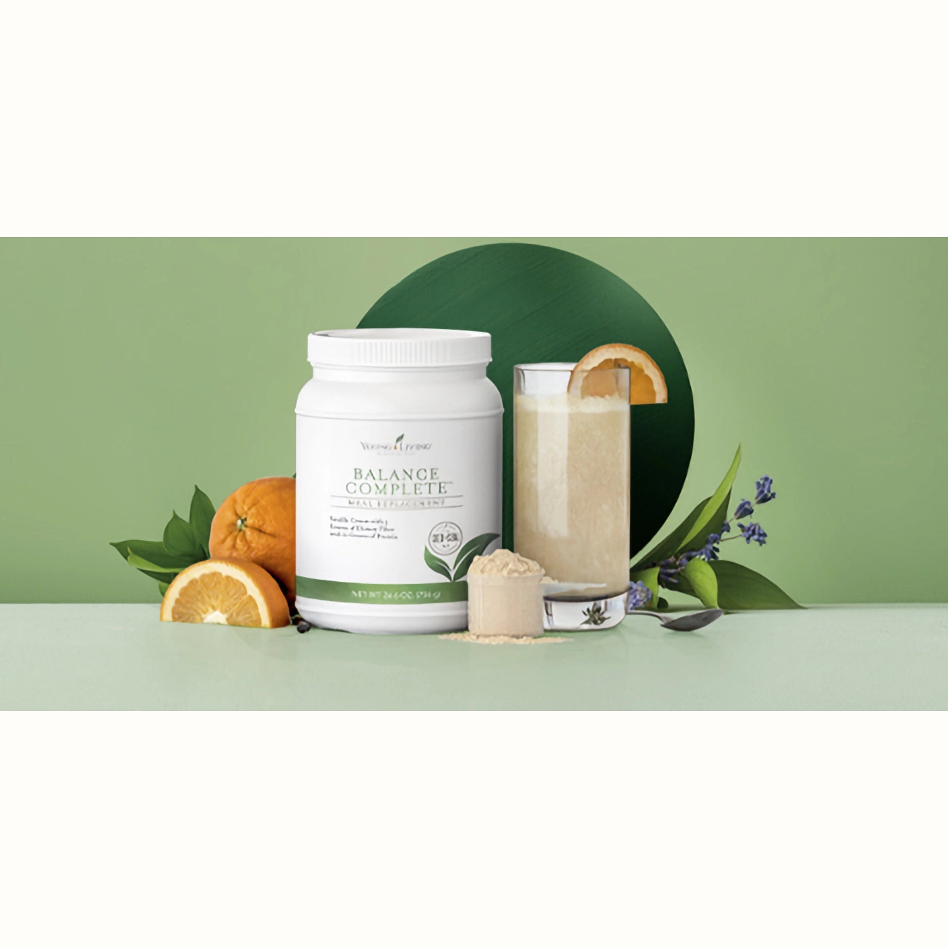Balance Complete maaltijdshake op een frisse, groene achtergrond met lavendel en citrus – ideaal voor een gezond ontbijt met multivitaminen, vezels en eiwitten voor buikvetverlies.