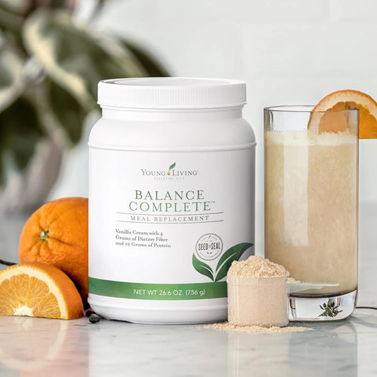Young Living Balance Complete maaltijdvervanger met shake, poeder en sinaasappel – rijk aan eiwitten, vezels en enzymen voor vetverlies, bloedsuikerbalans en gewichtsbeheersing.