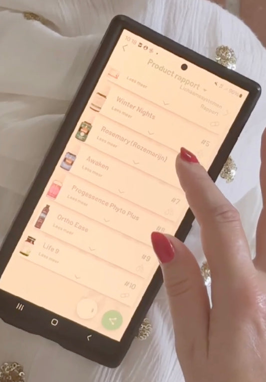 Vrouw navigeert op haar telefoon door het iTovi-productrapport met aanbevolen essentiële oliën zoals Rosemary, Awaken en Progessence, voor persoonlijke gezondheidsinzichten.