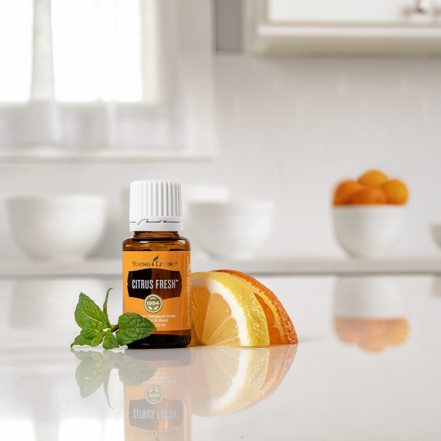 Citrus Fresh olie 15 ml op een keukenblad met sinaasappel en munt – ideaal voor focus, helderheid en natuurlijke ondersteuning bij een middagdip