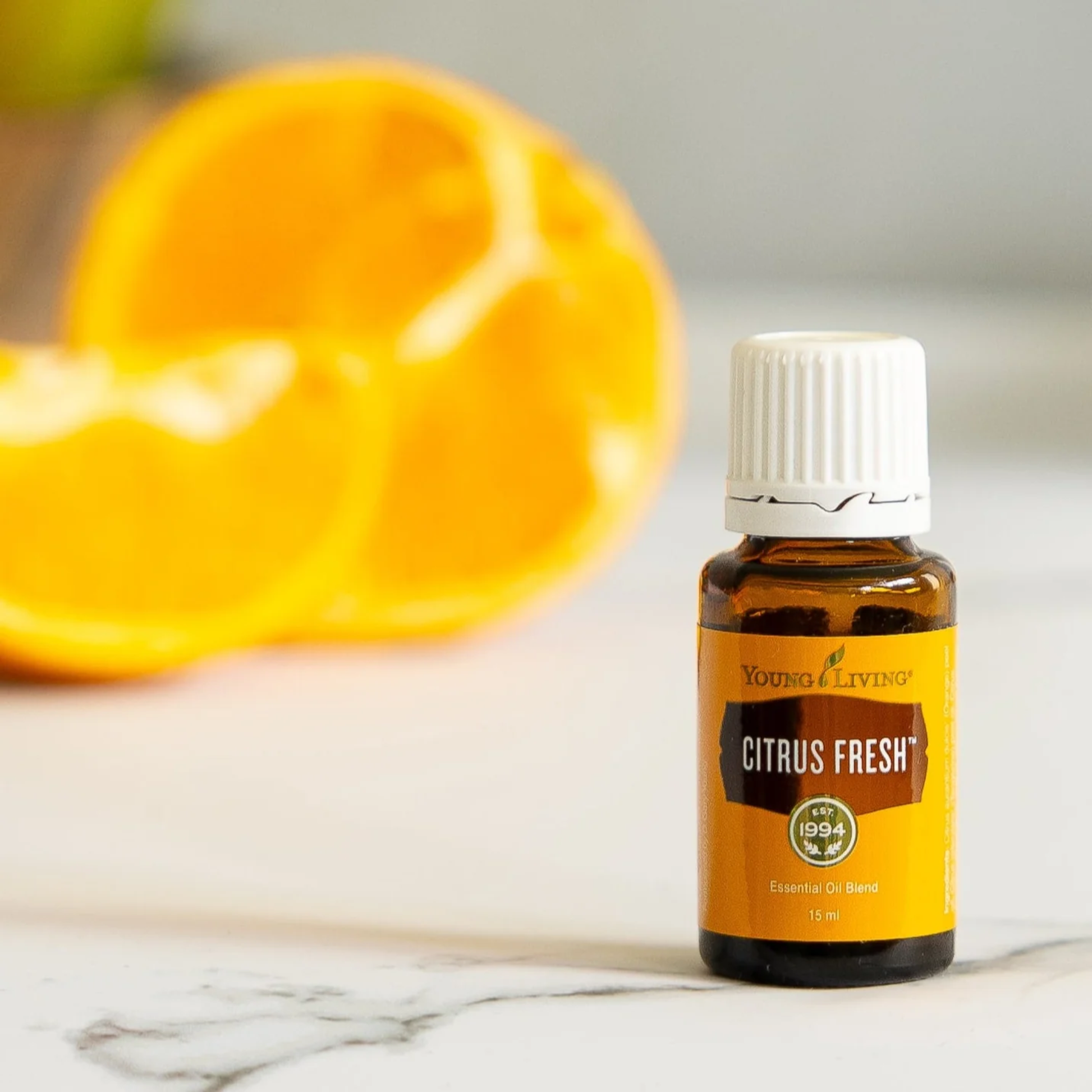 Citrus Fresh olie met achtergrond van sinaasappel – verfrissende en zuiverende blend van citrusoliën voor energie en mentale helderheid