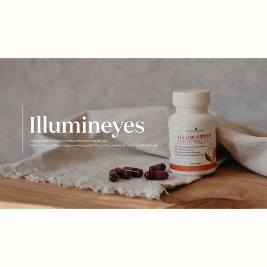 Young Living Illumineyes supplement op een houten oppervlak met linnen doek en capsules – ondersteunt zicht, bescherming tegen blauw licht en anti-aging.