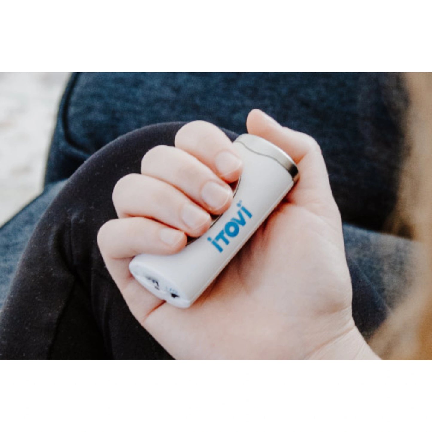 Persoon houdt iTovi scanner vast voor persoonlijk olieadvies en holistische gezondheid.