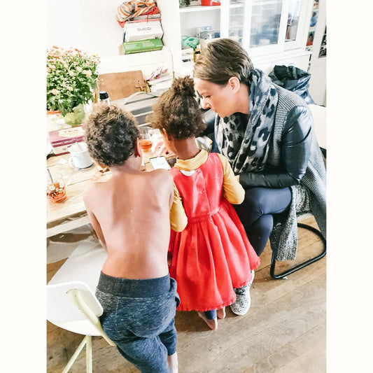 Suzanne in gesprek met haar kinderen – laat zien hoe consulten passen binnen een gezinsleven en holistische aanpak.