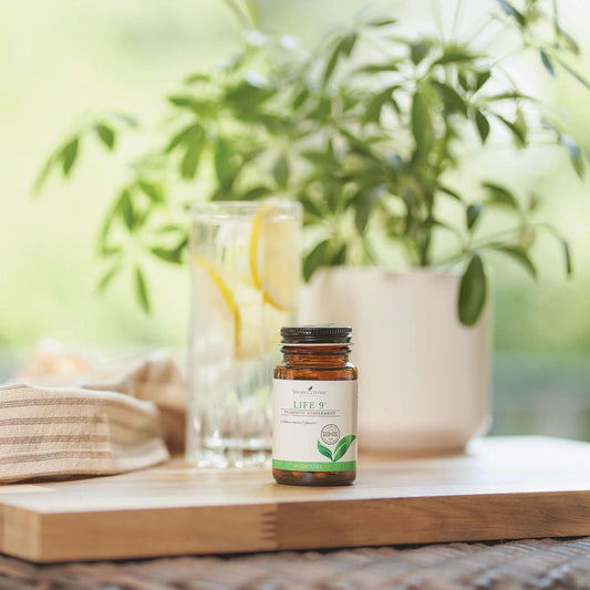 Life 9 probiotisch supplement op tafel met citroenwater – ondersteunt gezonde bacteriën in de darmen, weerstand en spijsvertering op natuurlijke basis.